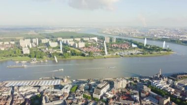 Antwerp, Belçika. Tarihi şehrin çatıları üzerinde uçuyor. Schelde (Esco) nehri. Şehrin sanayi bölgesi. 4K