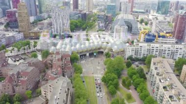 Rotterdam, Hollanda. Şehrin iş alanının panoraması. Kübik evler (Kijk-Kubus) ve Market Hall (Markthol). 4K