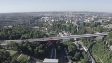 Lüksemburg, Tarih Şehir Merkezi, sabah. Pont Rouge 'da. 4K