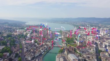 Zürih, İsviçre. Gökyüzünden şehrin panoraması. Zürih Gölü manzarası. Limmat Nehri Sona Eriş Alanı. 4K