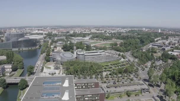 Estrasburgo, França. O complexo de edifícios é o Parlamento Europeu, o Tribunal Europeu dos Direitos do Homem, o Palácio da Europa. 4K — Vídeo de Stock