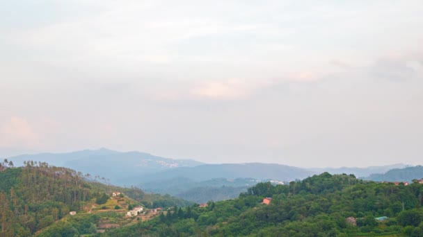 Italia, tramonto tra le montagne ricoperte dalla foresta. Tempo scaduto. 4K — Video Stock