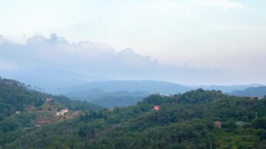 İtalya, ormanla kaplı dağlarda gün batımı. Zaman aşımı. 4K