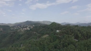 Mattarana, İtalya. La Spezia ili. Dağlık arazide. Yukarıdan bak. 4K