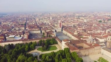 Torino, İtalya. Şehrin üzerinde uçuş. Tarihi merkez, üst görünüm. 4K