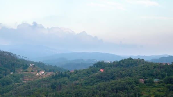 İtalya, ormanla kaplı dağlarda gün batımı. Zaman aşımı. 4K — Stok video