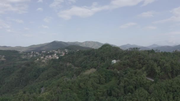 Mattarana, Italia. Provincia de La Spezia. Montaña paisaje arbolado. Vista desde arriba. 4K — Vídeos de Stock