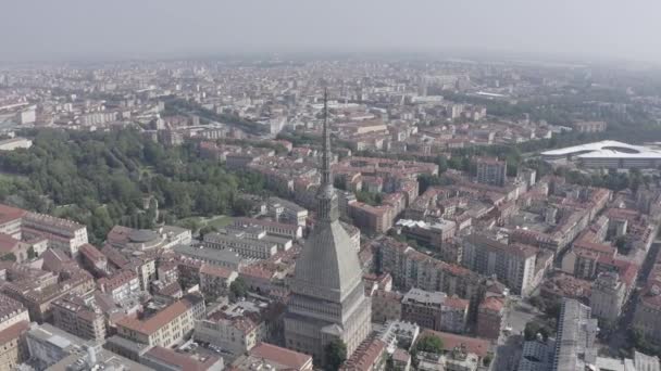 Torino, İtalya. Şehrin üzerinde uçuş. Köstebek Antonelliana. 121 metre yüksekliğinde kubbesi ve kubbesi olan bir 19. yüzyıl binası. 4K — Stok video