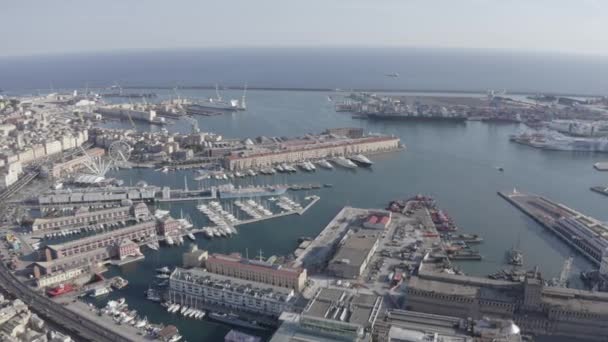 Génova, Italia. Parte central de la ciudad, vista aérea. Naves en el puerto. 4K — Vídeos de Stock