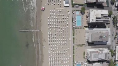 İtalya, Jesolo. Lido di Jesolo ya da Jesolo Lido, Venedik 'in Jesolo şehrinin plaj bölgesi. 4K