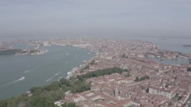 Venedik, İtalya. Venedik 'in tarihi merkezinin panoramik manzarası. Güneşli bir gün. 4K