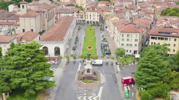 Zoom Dolly. Brescia, Italia. Piazza Arnaldo. Volo sopra la città con tempo nuvoloso — Video Stock