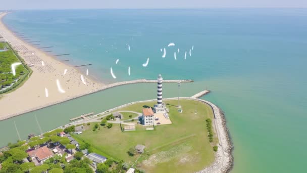 Италия, Езоло. Light House Faro di Piave Vecchia. Лидо ди Езоло - это пляжная зона города Езоло в провинции Венеция. 4K — стоковое видео