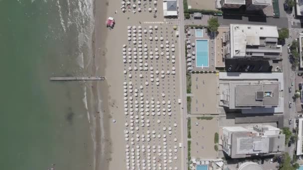 Itália, Jesolo. Lido di Jesolo, ou Jesolo Lido, é a área de praia da cidade de Jesolo, na província de Veneza. 4K — Vídeo de Stock