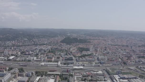 Graz, Austria. Zabytkowy widok z lotu ptaka. Góra Schlossberg (wzgórze zamkowe). 4K — Wideo stockowe