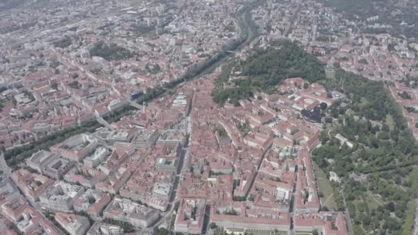 Graz, Oostenrijk. Het historische centrum luchtfoto uitzicht. De berg Schlossberg (Kasteelheuvel). 4K — Stockvideo