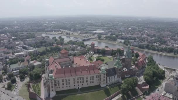 Cracóvia, Polónia. Castelo Wawel. Navios no rio Vístula. Vista do centro histórico. 4K — Vídeo de Stock