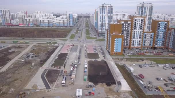 ロシアのエカテリンブルク。川の上に橋の建設。新建設地-アカデミチェスキー(学術) 。4K — ストック動画
