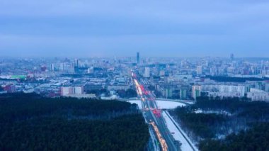 Dolly zoom. Ekaterinburg, Rusya. Yüksek hız, Dolly Zoom. Şehir merkezine doğru bak. Gece yaklaşıyor. Aydınlatılmış bir yolda arabalarla uçmak