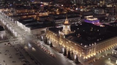 Ekaterinburg, Rusya - 23 Mart 2020: Şehir yönetimi (Belediye Binası). Merkez Meydanı. Baharın başında gece şehri. Video kaydı. UltraHD (4K)