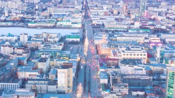 La avenida principal de Ekaterimburgo es la calle Lenin. Plaza 1905, la administración de la ciudad y Plotinka. Las luces de la ciudad están encendidas. Rusia — Vídeos de Stock