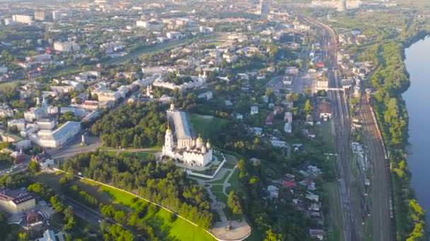 Rusko, Vladimire. Koleji Katedrála v Vladimir (Nanebevzetí Panny Marie) Katedrála Vladimir Metropolitanát Ruské pravoslavné církve. 4K — Stock video