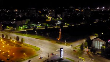 Ivanovo, Rusya. Ivanovo şehir merkezine gece uçuşu, ön ve arka kahramanların anıtı. 4K