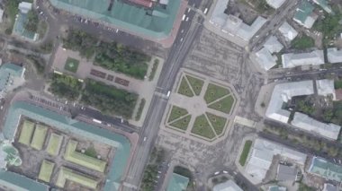 Kostroma, Rusya. Kostroma şehrinin tarihi merkezi üzerinde uçuş. Susaninskaya Meydanı. 4K