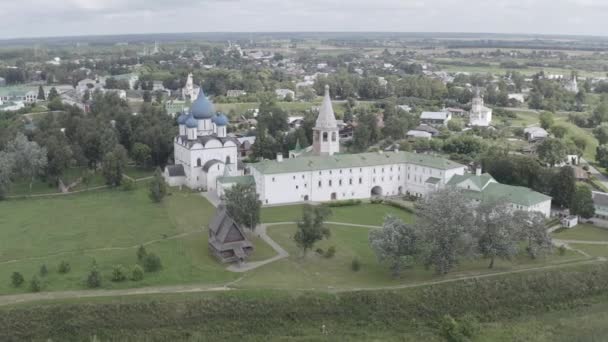 Suzdal, Rusland. Vlucht. De kathedraal van de Geboorte van de Theotokos in Suzdal - Orthodoxe kerk op het grondgebied van het Suzdal Kremlin. 4K — Stockvideo