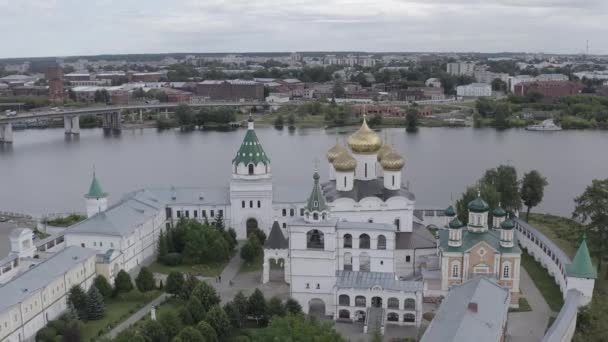 Ryssland, Kostroma. Heliga Treenigheten Ipatievskij kloster i Kostroma. 4K — Stockvideo