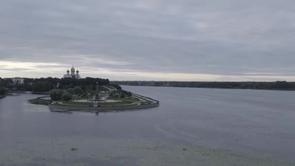 Yaroslavl, Rusia. Strelka (escupitajo), Kotorosl desemboca en el río Volga. Hora del atardecer. 4K — Vídeo de stock