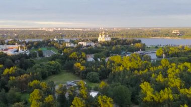 Yaroslavl, Rusya. Kutsal Bakire Meryem 'in Varsayımı Katedrali (Varsayım Katedrali). Gün batımı zamanı. 4K