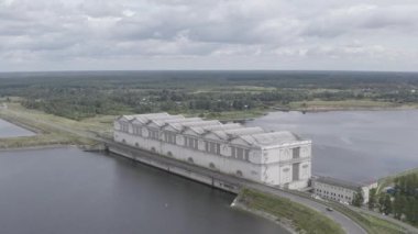 Rybinsk, Rusya. Rybinsk hidroelektrik santralinin hava görüntüsü. 4K