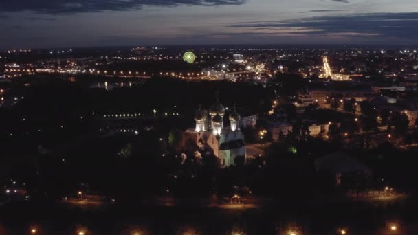 Jaroslavl, Rusland. Kathedraal van de Hemelvaart van de Heilige Maagd Maria (Hemelvaart Kathedraal). Stadsverlichting na zonsondergang, schemering. 4K — Stockvideo