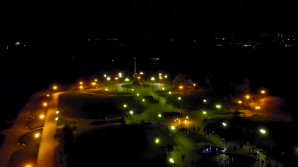 Jarosław, Rosja. Strelka (Spit), Kotos wpada do rzeki Wołgi. Światła miejskie nocą. 4K — Wideo stockowe