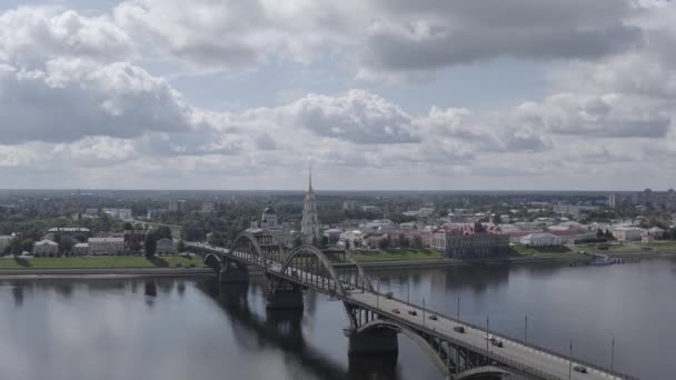 Rybinsk, Russia. Ponte di Rybinsk. Ponte sul fiume Volga, situato nella città di Rybinsk, nella regione di Yaroslavl. 4K — Video Stock