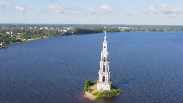 Калязін, Росія. Телевежа Каліазіна. Башта собору Святого Миколая (відома як затоплена дзвіниця). 4K — стокове відео