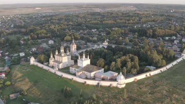 Pereslavl-Zalessky, Oroszország. A Dormition Goritsky kolostor egykori ortodox kolostor. A lenyugvó nap fényében. 4K — Stock videók