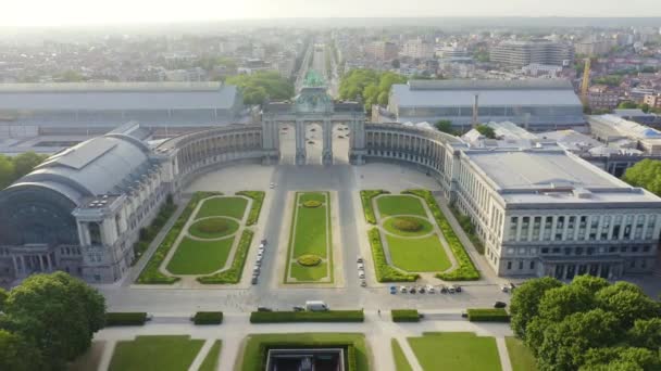 Bruselas, Bélgica. Parque del Cincuentenario. Park Senkantoner. El Arco del Triunfo de Bruselas (Puerta de Bruselas). 4K — Vídeo de stock