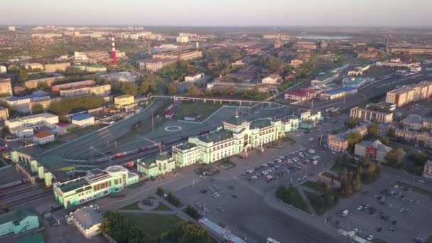 Der Hauptbahnhof der Stadt Omsk. Das Bahnhofsgebäude. Sonnenuntergang. Russland. 4K — Stockvideo