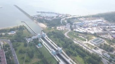 Ob Nehri 'ndeki Novosibirsk hidroelektrik santralinin nakliye geçidi. 4K