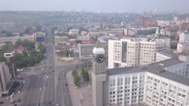 Şehir saati. Tiyatro meydanı. Şehir yönetimi. Krasnoyarsk şehrinin panoraması. - Rusya. 4K