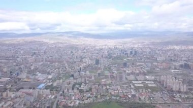 Şehrin Moğolistan, Ulaanbaatar Panoraması bulutlu bir havada kuş bakışı. 4K