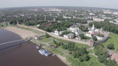 Veliky Novgorod, Rusya. Novgorod Kremlin (Detinets), Volkhov Nehri. Şehrin üzerinde uçuş. 4K