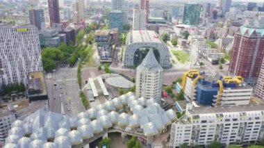 Rotterdam, Hollanda. Şehrin iş alanının panoraması. Kübik evler (Kijk-Kubus) ve Market Hall (Markthol). 4K