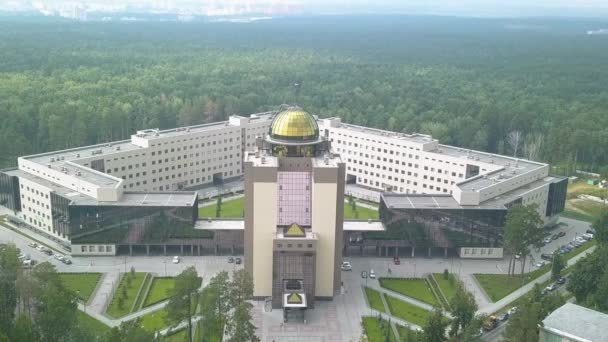 Dolly zoom. El nuevo edificio principal de la Universidad Estatal Novosibirsk. Novosibirsk, Rusia. Akademgorodok — Vídeo de stock