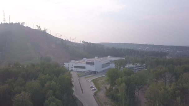 Rússia, Krasnoyarsk. ACADEMIA DOS DESPORTOS INTERNOS. SOPKA MULTIFUNCIONAL SPORTS COMPLEX. 4K — Vídeo de Stock