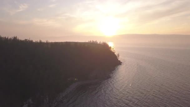 Ryssland, Bajkalsjön, Olkhonön, Sunset over Small Sea Bay. 4K — Stockvideo