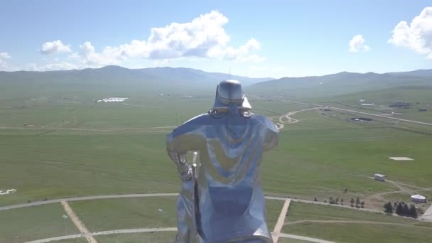 Dzsingisz kán lovas szobra napos időben. Mongólia, Ulaanbaatar. 4K — Stock videók