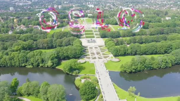 Oslo, Noorwegen. Frogner Public Park met laan van sculpturen onder de algemene naam - Vigeland Sculpture Park - Vigelandsparken. 4K — Stockvideo